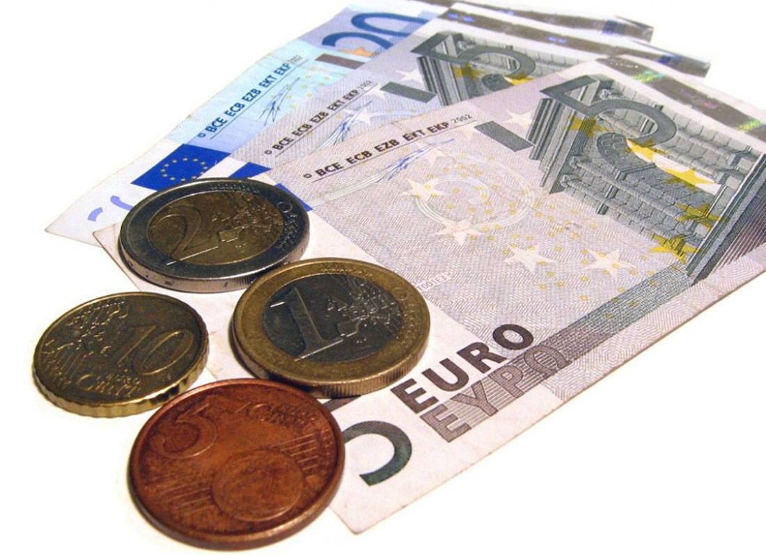 Евро. Валюта. Первая валюта. Евро на сером фоне.
